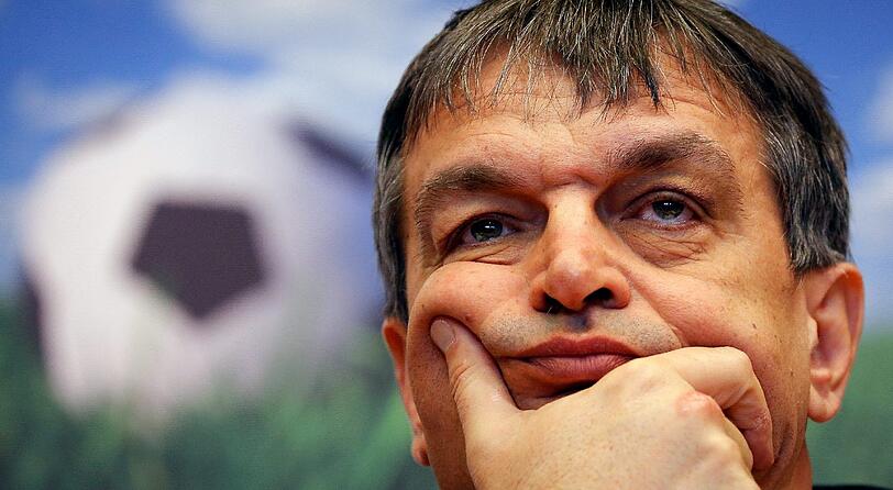 Das klingt gut, realistische Chancen auf den FIFA-Thron dürfte er aber nicht haben. Denn: Der ehemalige Diplomat Champagne arbeitete bereits von 1999 bis 2010 in verschiedenen beratenden Funktionen für die FIFA, war ein enger Vertrauter des skandalumwitterten Blatter.