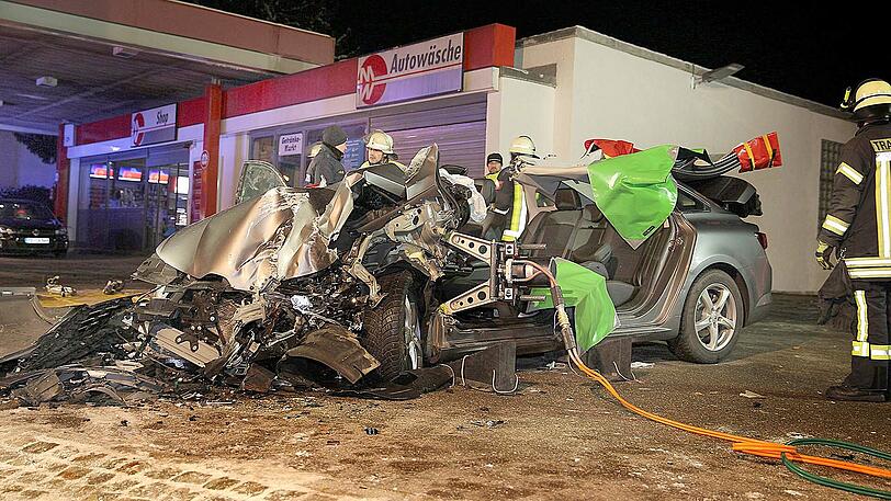 Das Auto ist nach dem Unfall vollkommen zerstört, der Fahrer schwer verletzt. Die Bilder aus Traunreut.