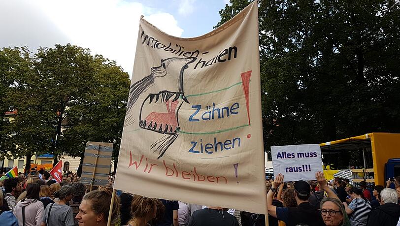 Kreative Plakate bei der Ausspekuliert-Demo am Samstag in München Kreative Plakate bei der Ausspekuliert-Demo am Samstag in München