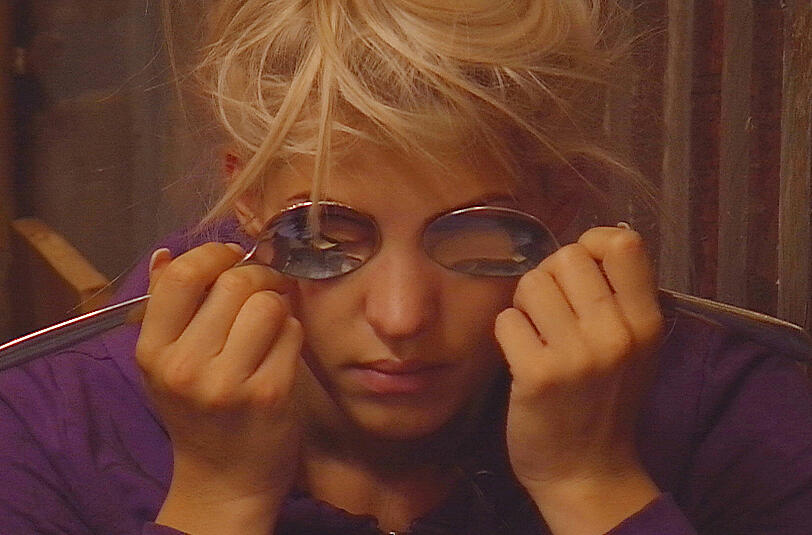 Zum Schutz hat Big Brother ihr erlaubt eine Sonnenbrille zu tragen.