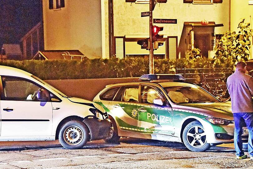 An den Fahrzeugen entstand ein Schaden von rund 50 000 Euro.