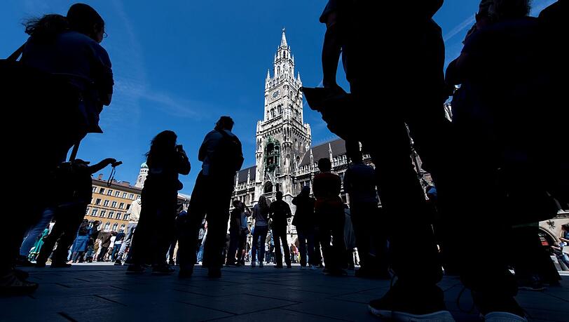Touristen am Münchner Marienplatz. Touristen am Münchner Marienplatz.