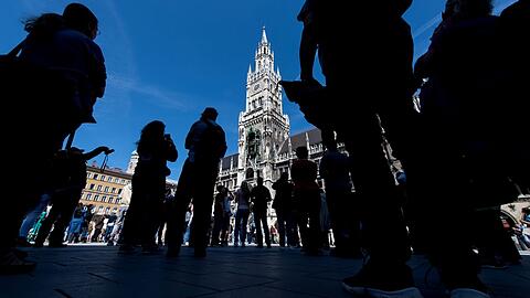 Touristen am Münchner Marienplatz.