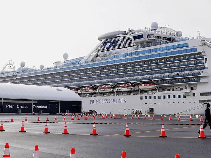 Auf der im Hafen des japanischen Yokohama in Quarantäne liegenden "Diamond Princess" gibt es 200 Coronavirus-Fälle.
