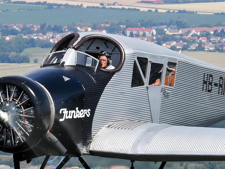 Die Piloten Dieter Morszeck und Kurt Waldmeier steuern das Flugzeug vom Typ Junkers F 13 über Dessau. Foto: Hendrik Schmidt/zb/dpa