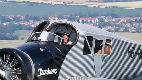 Die Piloten Dieter Morszeck und Kurt Waldmeier steuern das Flugzeug vom Typ Junkers F 13 über Dessau. Foto: Hendrik Schmidt/zb/dpa