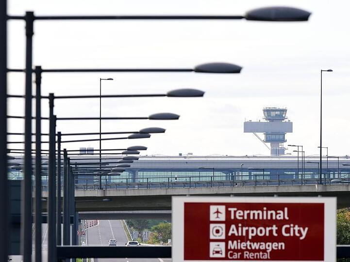 Das Hauptterminal des neuen Flughafens fasst nach Berechnungen der Betreiber rund 25 Millionen Fluggäste pro Jahr. Terminal 2 ist für weitere 6 Millionen Passagiere konzipiert.