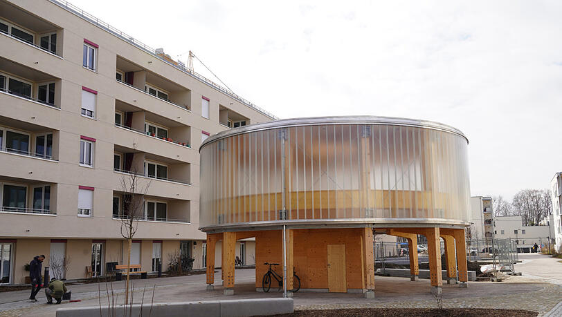 Nein, hier ist kein Ufo gelandet. In dieser Art Pilz aus Holz, mit Balustrade innen, können sich die Bewohner treffen. Nein, hier ist kein Ufo gelandet. In dieser Art Pilz aus Holz, mit Balustrade innen, können sich die Bewohner treffen.
