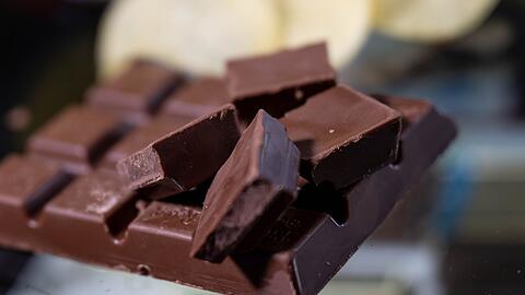Viele Menschen in Deutschland naschen gern Schokolade - nicht nur abends auf der Couch. (Archivbild)