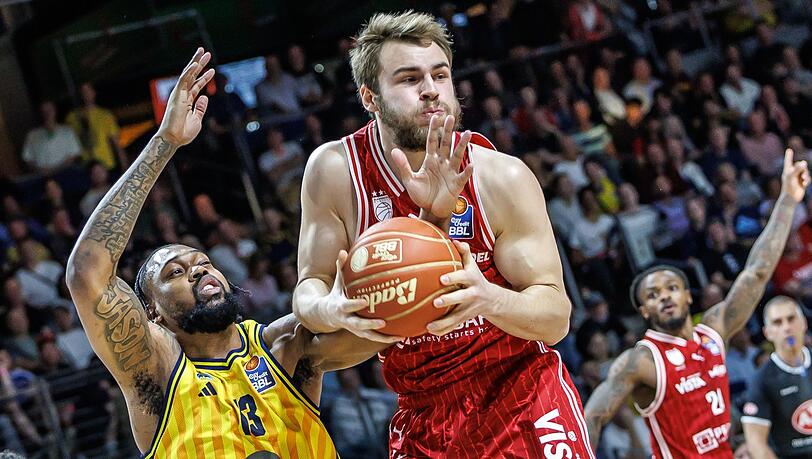 Verlässt - wie auch einige Teamkollegen - die Bamberg Baskets: Moritz Krimmer (rechts). (Archivbild) Verlässt - wie auch einige Teamkollegen - die Bamberg Baskets: Moritz Krimmer (rechts). (Archivbild)