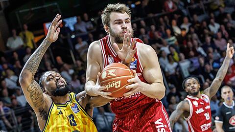 Verl&auml;sst - wie auch einige Teamkollegen - die Bamberg Baskets: Moritz Krimmer (rechts). (Archivbild)
