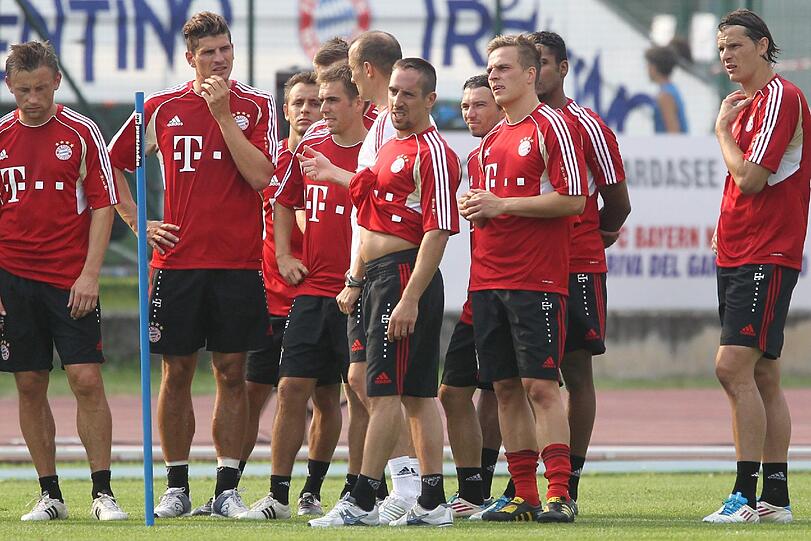 Ribéry ist wieder dabei, Lahm und Heynckes schreiben Autogramme, Neuer hechtet nach dem Ball: Bilder aus dem Trainingslager der Bayern am Gardasee