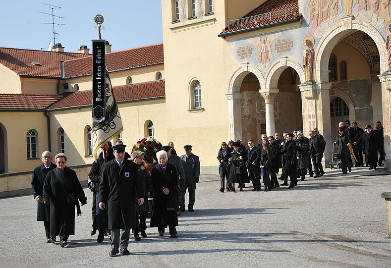 Der lange Trauerzug auf dem Weg von der Aussegnungshalle zum Grab am Nordfriedhof.