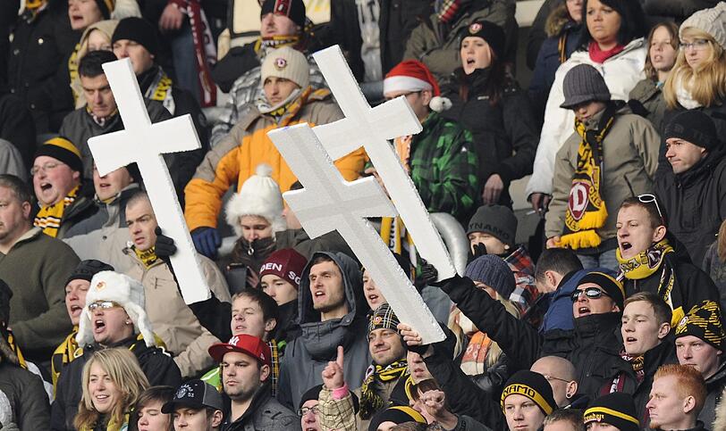 In Dresden tragen die Fans den Fußball symbolisch zu Grabe.