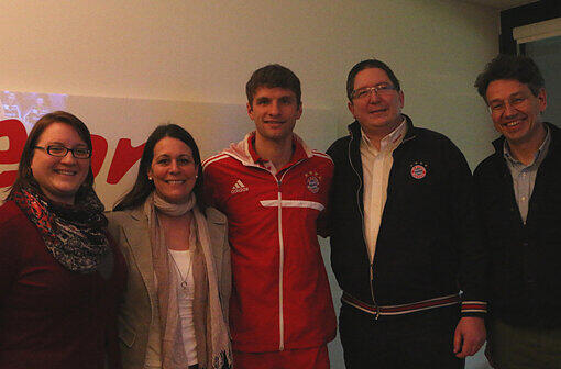 Die glücklichen Fans beim "Meet and Greet" mit Fußballer Thomas Müller in der Allianz Arena.
