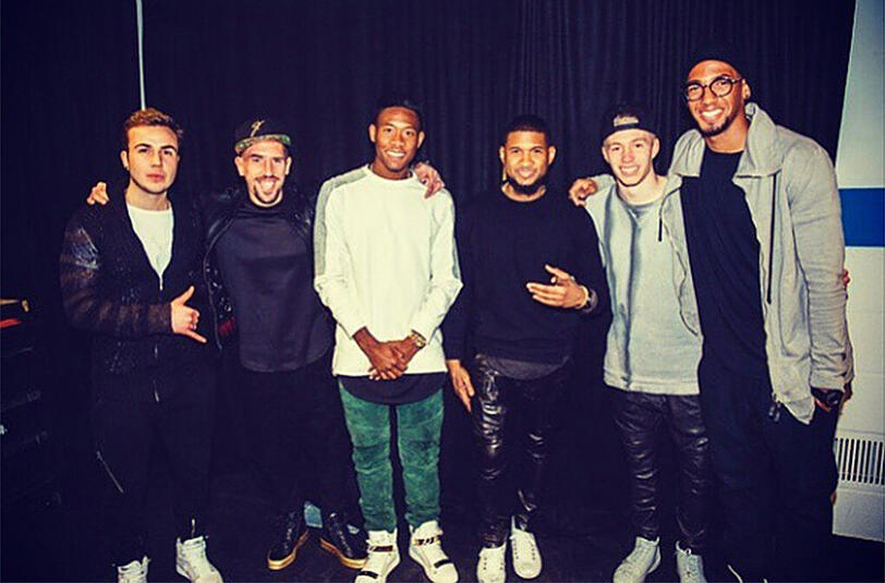 Live in concert: Die Bayern-Stars (v.l.) Mario Götze, David Alaba, Franck Ribéry, Jérôme Boateng und Mitchell Weiser mit Rapper Usher (4.v.l.)