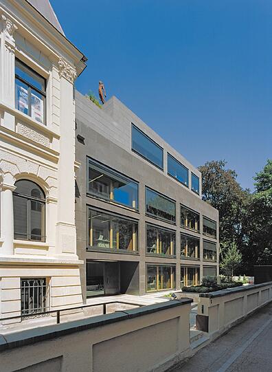 Das Pacellipalais an der Georgenstraße 8 stammt von 1900, daneben stand ein wenig ansehnlicher Anbau aus den 60er Jahren. Den haben die Müncher Meck Architekten neu konzeptioniert &ndash; mit glatter Basaltfassade.