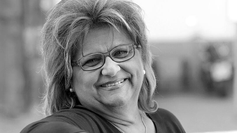 Joy Fleming (&dagger;72) wurde am 27. September 2017 abends von ihrem Partner leblos auf dem Sofa aufgefunden. Die Soul-Sängerin atmete nicht mehr, war aber noch warm. Der Notarzt konnte nur noch ihren Tod feststellen. Kurz zuvor telefonierte sie noch mit ihrem Manager. Joy Fleming vertrat Deutschland 1975 beim ESC mit "Ein Lied kann eine Brücke sein".