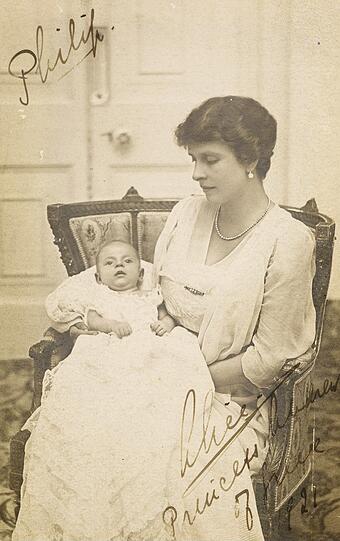 Das allererste Baby-Foto: Prinz Philip wird am 10. Juni 1921 als Prinz Philipp von Griechenland und Dänemark auf Schloss Mon Repos auf der griechischen Insel Korfu geboren. Er ist das jüngste Kind von Prinz Andreas von Griechenland und Dänemark und Prinzessin Alice von Battenberg.