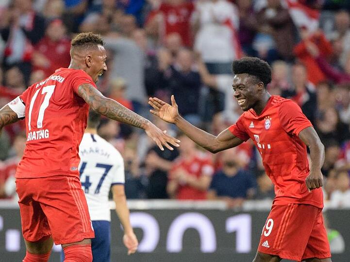 Torschütze Alphonso Davies (r) und Jerome Boateng vom FC Bayern München jubeln über den Treffer zum 2:2. Foto: Matthias Balk