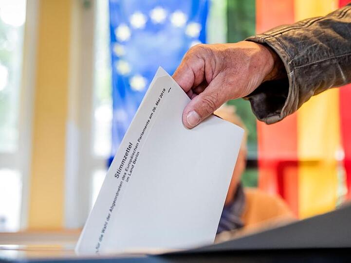 Ein Mann wirft seinen Stimmzettel in die Wahlurne. Foto: Michael Kappeler/Archivbild