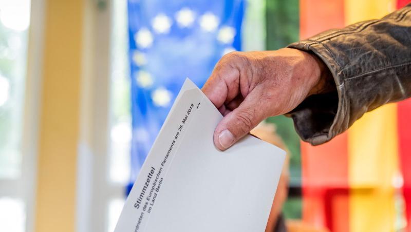 Ein Mann wirft seinen Stimmzettel in die Wahlurne. Foto: Michael Kappeler/Archivbild Ein Mann wirft seinen Stimmzettel in die Wahlurne. Foto: Michael Kappeler/Archivbild