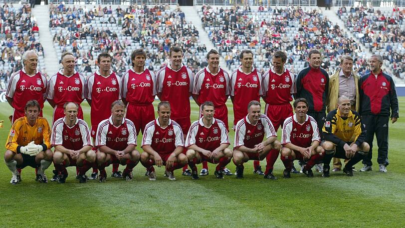 Mai 2005: Hansi Flick (untere Reihe, Vierter von links) als Mitglied der von Gerd Müller (obere Reihe ganz rechts) trainierten Traditionsauswahl des FC Bayern. Mai 2005: Hansi Flick (untere Reihe, Vierter von links) als Mitglied der von Gerd Müller (obere Reihe ganz rechts) trainierten Traditionsauswahl des FC Bayern.