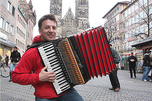 Akkordeon- Virtuose Ivan Hajek fordert den Straßenmusiker-TÜV. &bdquo;Lizenzen sollte es nur für gute Musiker geben&ldquo;.