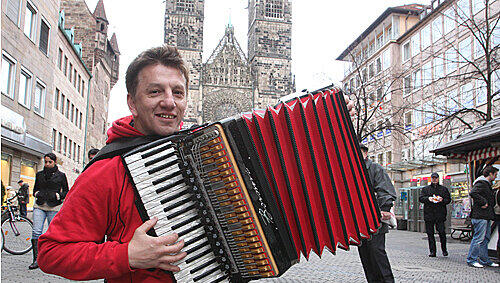 Akkordeon- Virtuose Ivan Hajek fordert den Straßenmusiker-TÜV. „Lizenzen sollte es nur für gute Musiker geben“. Akkordeon- Virtuose Ivan Hajek fordert den Straßenmusiker-TÜV. „Lizenzen sollte es nur für gute Musiker geben“.