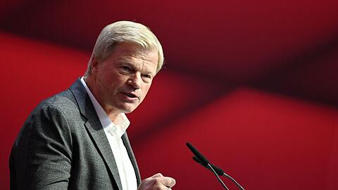 Oliver Kahn bleibt auch nach seiner Ablösung als Vorstandschef beim FC Bayern Mitglied der DFB-Taskforce. (Archivbild)