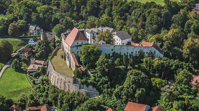 Tittmoning. Die Stadt im Landkreis Traunstein liegt an der Salzach im Rupertiwinkel.