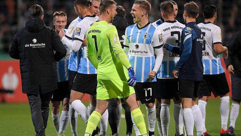 Daniel Wein (r.) und Marco Hiller feiern den Sieg über Schalke 04 im Oktober 2021. Geht es nach dem 32-Jährigen, dürfen die Königsblauen im DFB-Pokal gerne noch einmal nach Giesing kommen. Daniel Wein (r.) und Marco Hiller feiern den Sieg über Schalke 04 im Oktober 2021. Geht es nach dem 32-Jährigen, dürfen die Königsblauen im DFB-Pokal gerne noch einmal nach Giesing kommen.