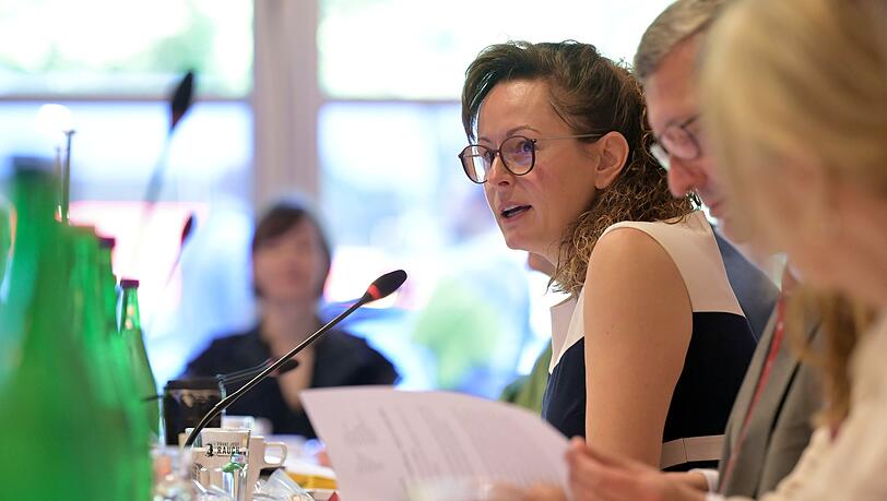 Brandenburgs Verbraucherschutzministerin Hanka Mittelstädt und ihre Länderkollegen befassten sich bei ihrer Konferenz in Potsdam mit Fake-Shops. Brandenburgs Verbraucherschutzministerin Hanka Mittelstädt und ihre Länderkollegen befassten sich bei ihrer Konferenz in Potsdam mit Fake-Shops.