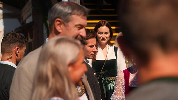 Wiesn-Anstich: W&auml;hrend Ministerpr&auml;sident S&ouml;der einen Termin nach dem anderen wahrnimmt, hofft Tochter Gloria auf ein kurzes pers&ouml;nliches Treffen. Als er am Festzelt ankommt, bleibt kaum Zeit f&uuml;r ein kurzes Hallo. "Ich habe zugeschaut und habe gel&auml;chelt, aber mein Vater hat mich nicht gesehen", erz&auml;hlt sie.