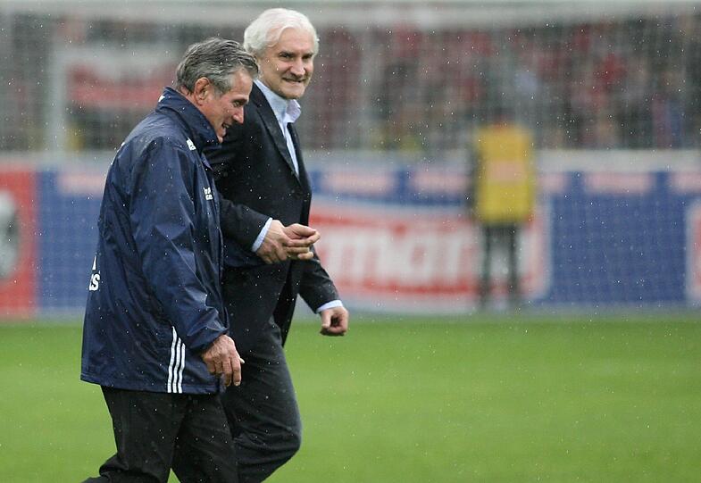 Rudi Völler begleitet Jupp Heynckes ein letztes Mal auf den Platz um sich bei den Fans zu verabschieden. Heynckes wird in der kommenden Saison beim FC Bayern trainieren.