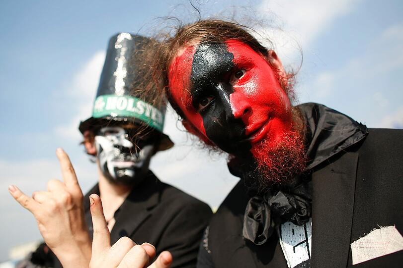 Am Mittwoch kamen die meisten Fans schon angereist, um am Donnerstag das größte Metal-Festival der Welt zu feiern. Aufgrund von Regenfällen waren Teile des Festivalgeländes noch ziemlich matschig - doch wen störts? Die Metall-Fans jedenfalls nicht! Die Bilder von Anreise und erstem Abend