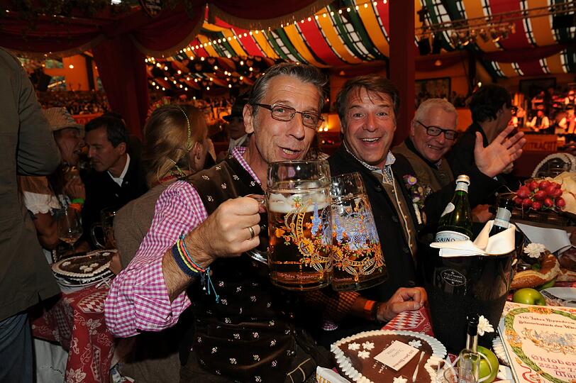 Ein Prosit der Gemütlichkeit. Patrick Lindner stößt mit Peter Schäfer an.
