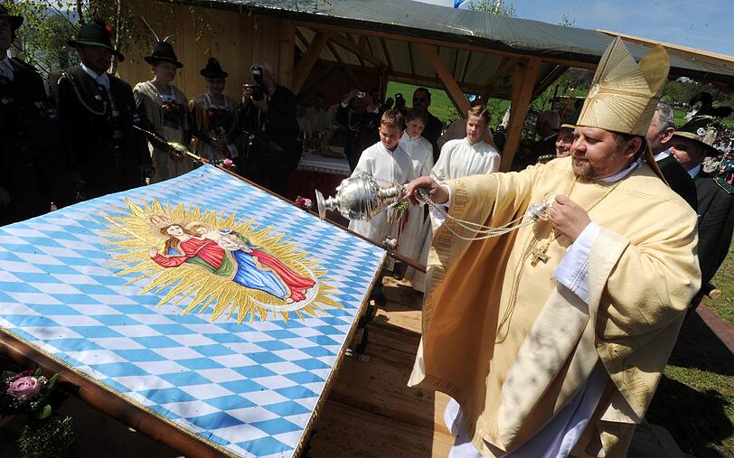 Der Münchner Weihbischof Wolfgang Bischof zelebrierte den Gottesdienst im Freien. Er weihte auch die neue Bundesfahne der Gebirgsschützen, die bei allen festlichen Anlässen vorangetragen wird. Die alte Fahne ist reif fürs Museum.