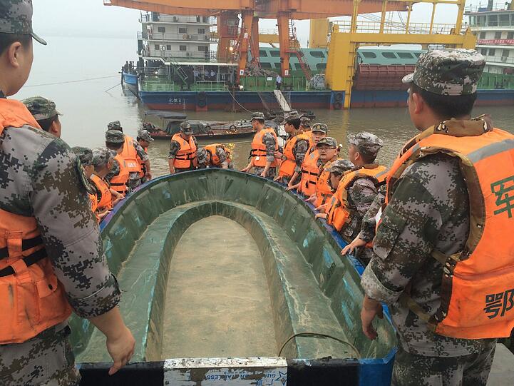 Die Suche nach dem Vermissten am Jangtse-Fluss: Wegen eines Tornados war ein Passagier-Schiff gekentert und liegt nun mit Kiel nach oben im Strom.