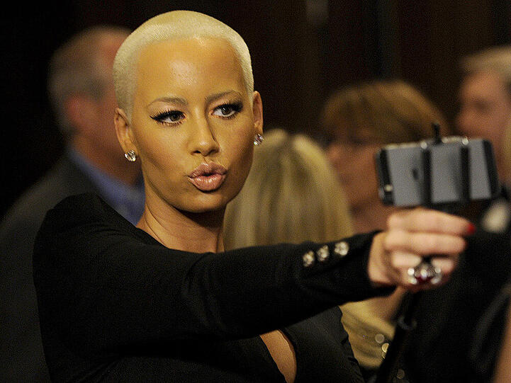 Für Social-Media-Junks wie US-Model Amber Rose ist der Selfie-Stick ein ständiger Begleiter