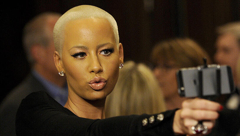 Für Social-Media-Junks wie US-Model Amber Rose ist der Selfie-Stick ein ständiger Begleiter
