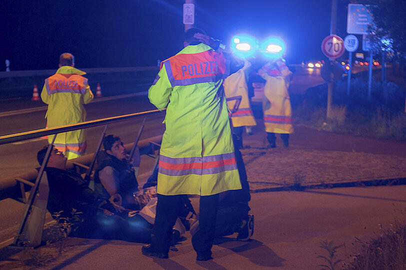 Die Polizei hat an der Grenze zwei syrische Flüchtlinge aufgegriffen.