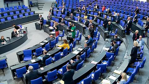 Abgeordnete bei einer Abstimmung im Bundestag. Foto: Bernd von Jutrczenka/dpa/archiv