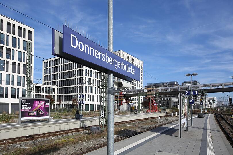 Hinten im Bild: Der neue Arnulfsteg für Radler und Fußgänger.