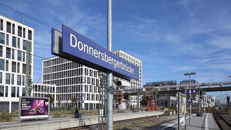 Hinten im Bild: Der neue Arnulfsteg für Radler und Fußgänger. Hinten im Bild: Der neue Arnulfsteg für Radler und Fußgänger.