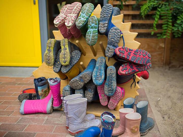 Kindergummistiefel in einer Kindertagesstätte.