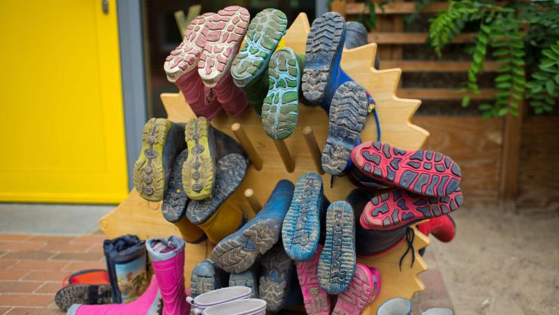 Kindergummistiefel in einer Kindertagesstätte. Kindergummistiefel in einer Kindertagesstätte.