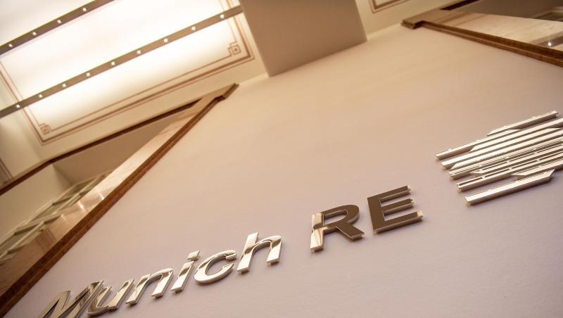 Das Logo von Munich Re an einer Wand. Foto: Lino Mirgeler/Archivbild Das Logo von Munich Re an einer Wand. Foto: Lino Mirgeler/Archivbild