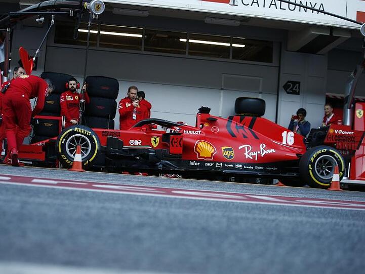Die Ferrari-Boxencrew arbeitet am Boliden von Charles Leclerc.