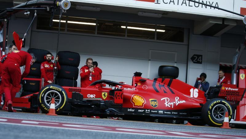 Die Ferrari-Boxencrew arbeitet am Boliden von Charles Leclerc. Die Ferrari-Boxencrew arbeitet am Boliden von Charles Leclerc.